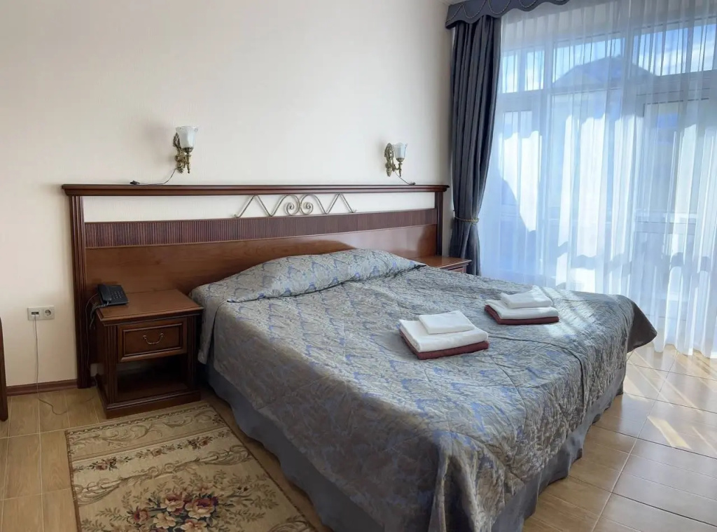 Deluxe Lyuks Building room with balcony