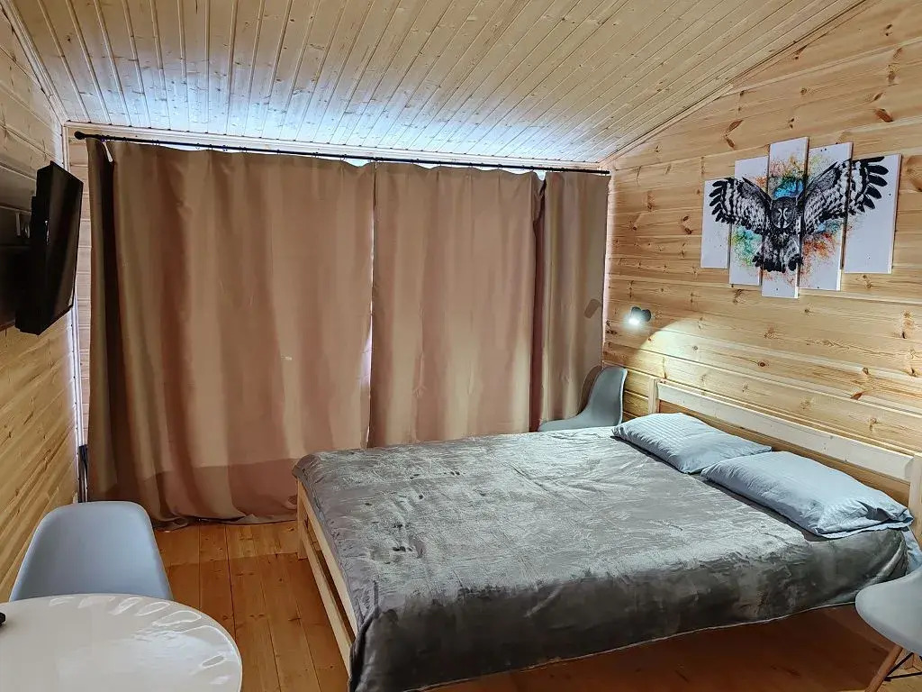 Двухместный коттедж Comfort с красивым видом из окна двуспальная кровать в Vinder Village