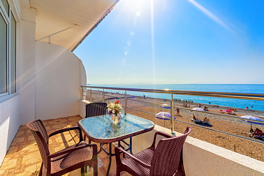 Полулюкс с 2 комнатами с балконом и с видом на море в Лучезарный