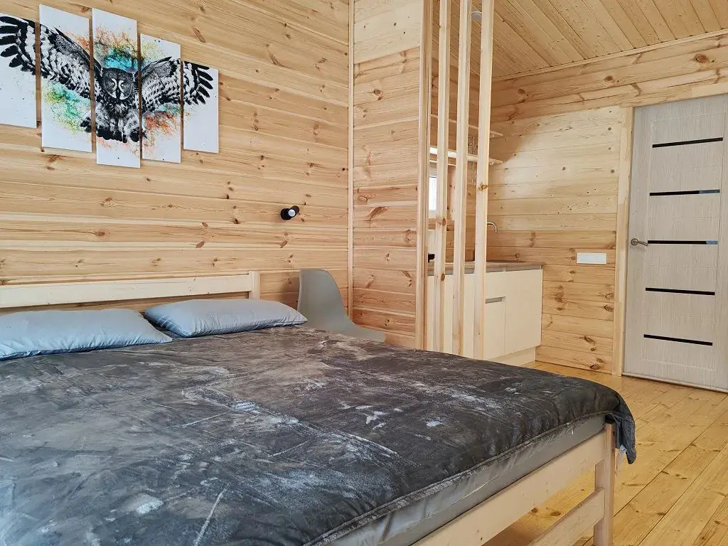 Двухместный коттедж Comfort с красивым видом из окна двуспальная кровать в Vinder Village