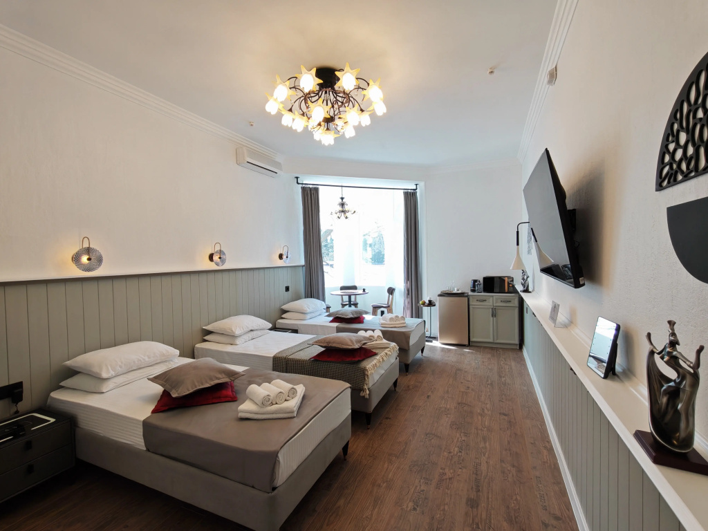 One-room No. 5 East Double room (full double bed)