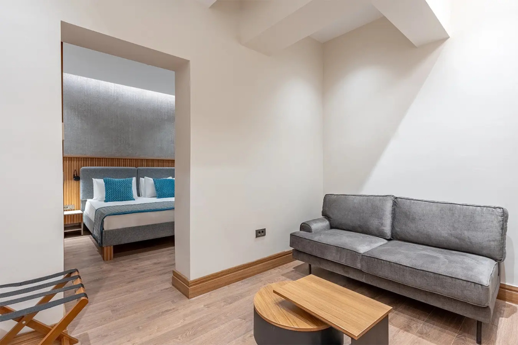 Double Suite with balcony and beachfront (full double bed)
