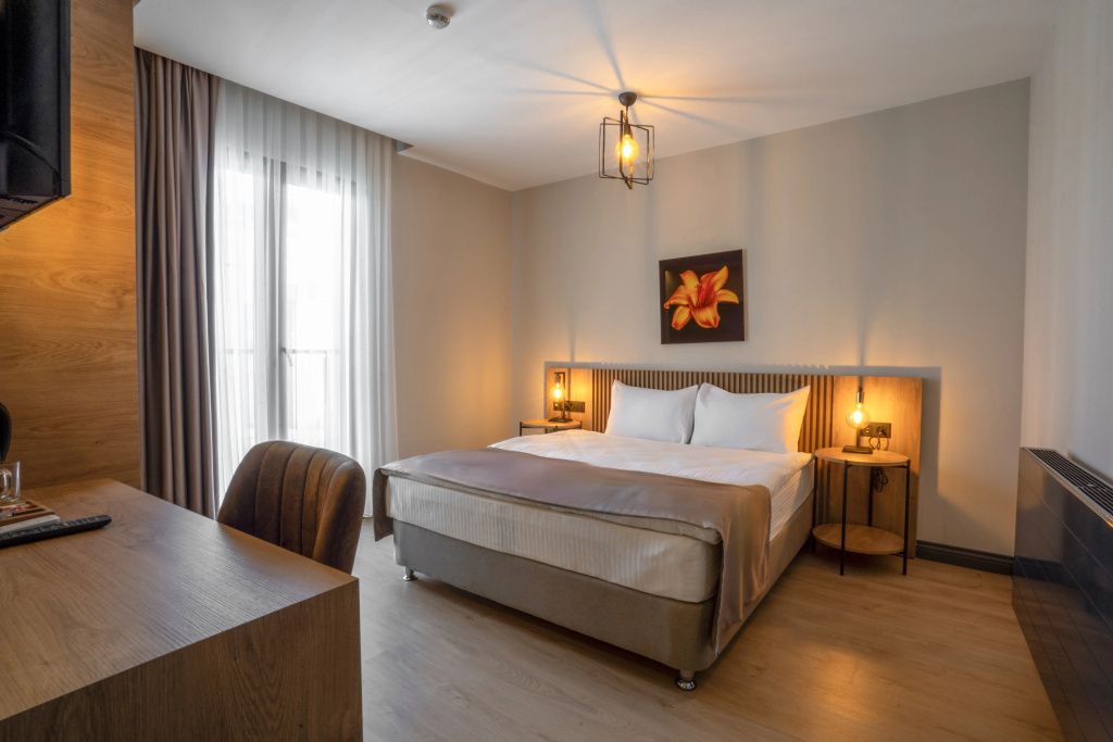 Deluxe Double room with city view (full double bed)