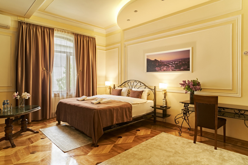 Double Suite with balcony and with winter garden view (full double bed)
