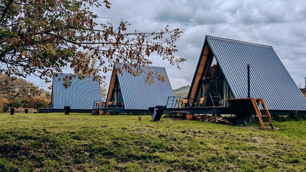 Шале А-фрейм с панорамным остеклением и террасой - фото 25