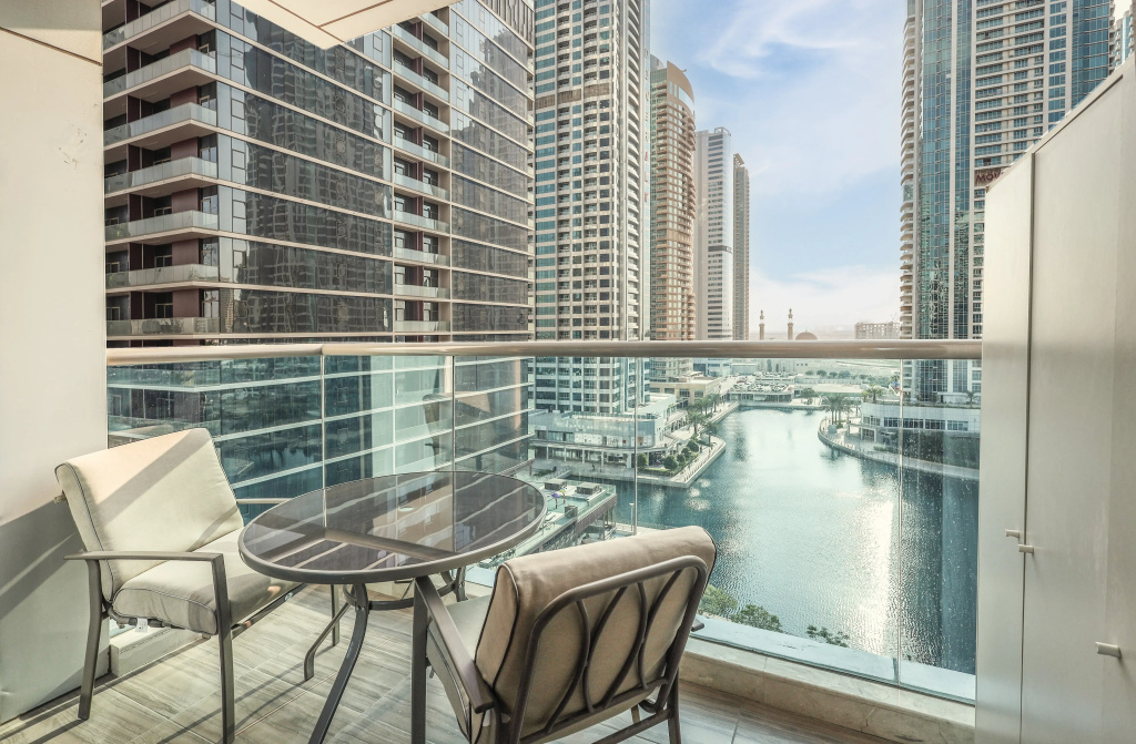 Elite LUX Holiday Homes - Stunning Lake View 1BHK Retreat in JLT Dubai Apartments