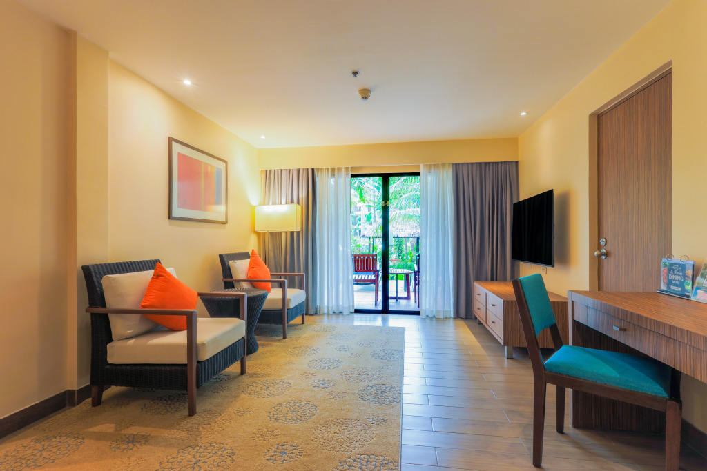 Двухместный люкс с балконом двуспальная кровать в Holiday Inn Resort Phuket Surin Beach, an IHG Hotel