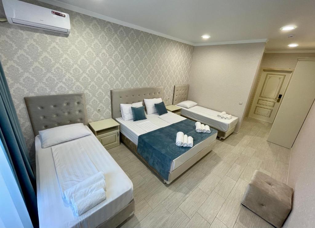 Четырёхместный семейный номер Deluxe с балконом и с красивым видом из окна в Elegant hotel resort