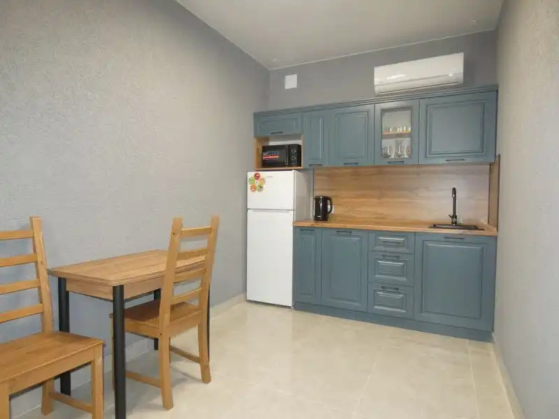 Апартаменты с балконом и с красивым видом из окна в Три тополя