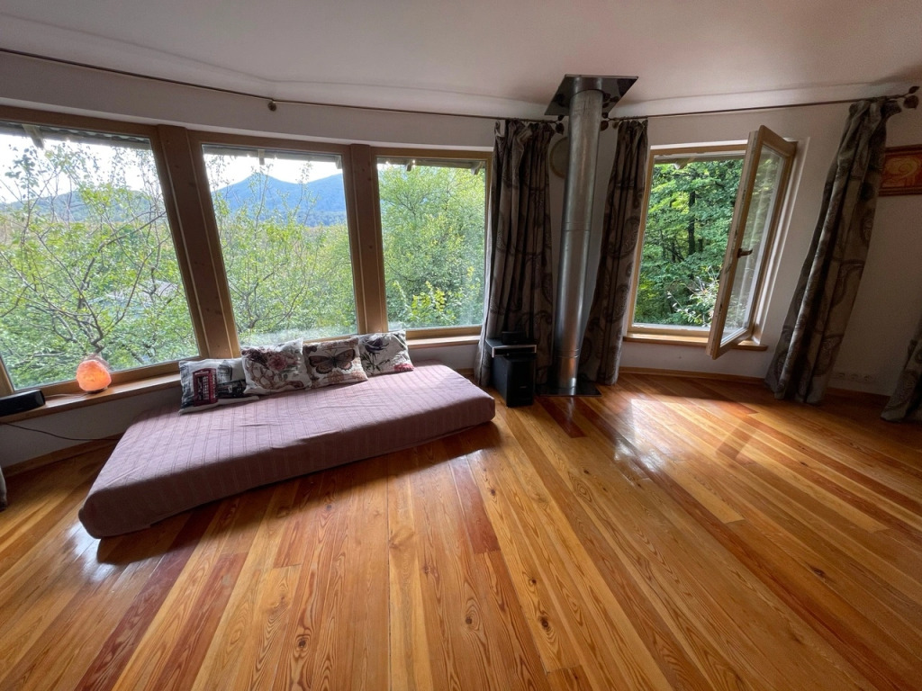 Вилла с балконом и с видом на горы в Круглый дом в горах