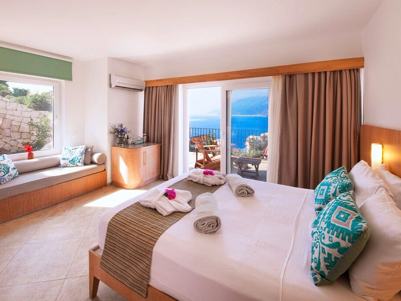 標準雙人房，設有露台及雙人床