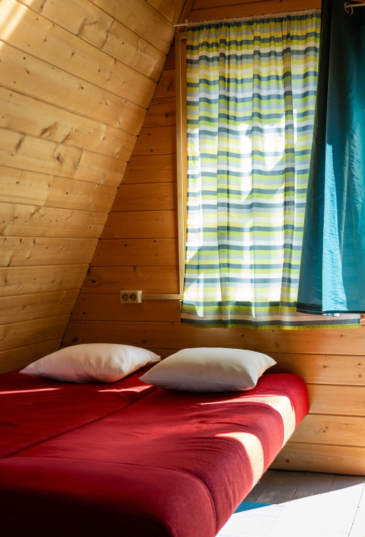 Коттедж c 1 комнатой с видом на реку в Солнечный берег