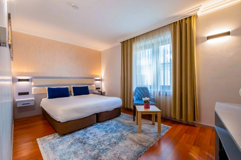 Deluxe French Bed room
