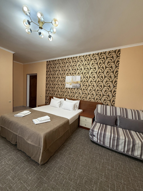 Двухместный семейный полулюкс с балконом и с видом на внутренний двор двуспальная кровать в Нартон