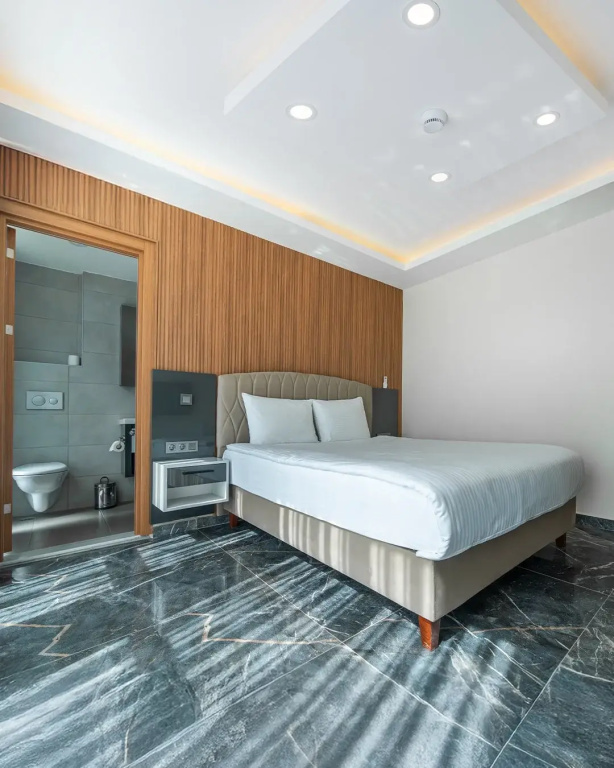 Suite with balcony and with pool view