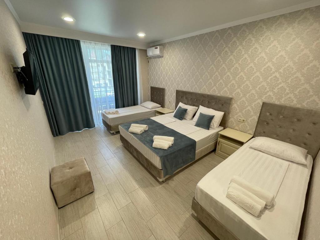 Четырёхместный семейный номер Deluxe с балконом и с красивым видом из окна в Elegant hotel resort