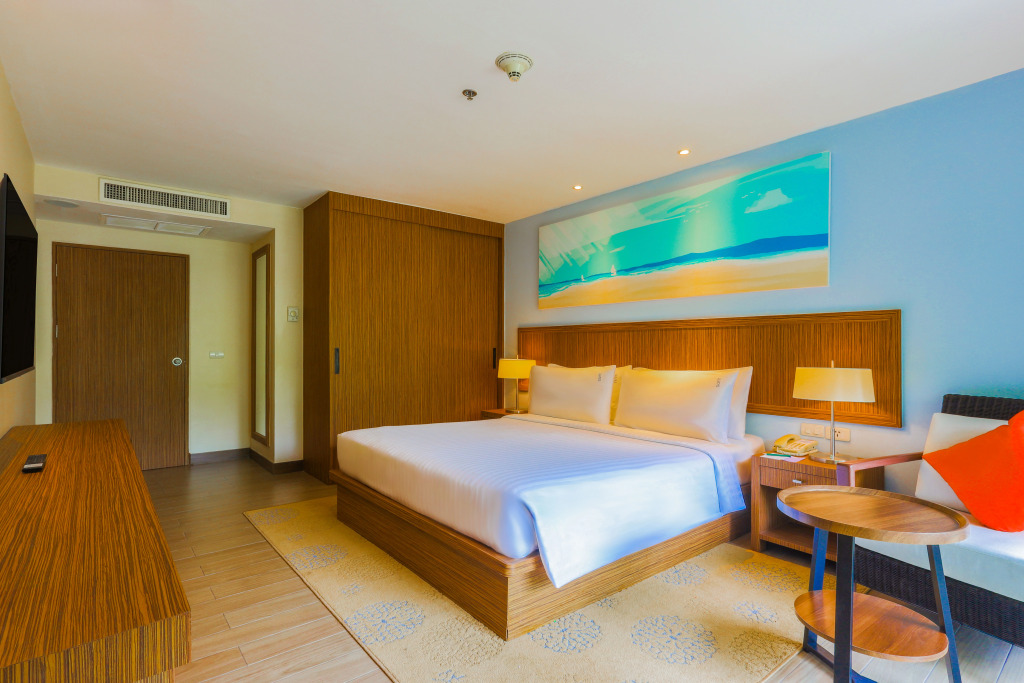 Четырёхместный семейный люкс с балконом в Holiday Inn Resort Phuket Surin Beach, an IHG Hotel