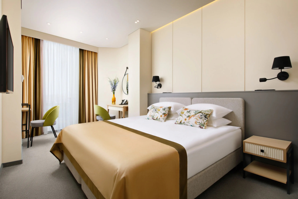 2 Bedrooms Deluxe Double room with view (full double bed)