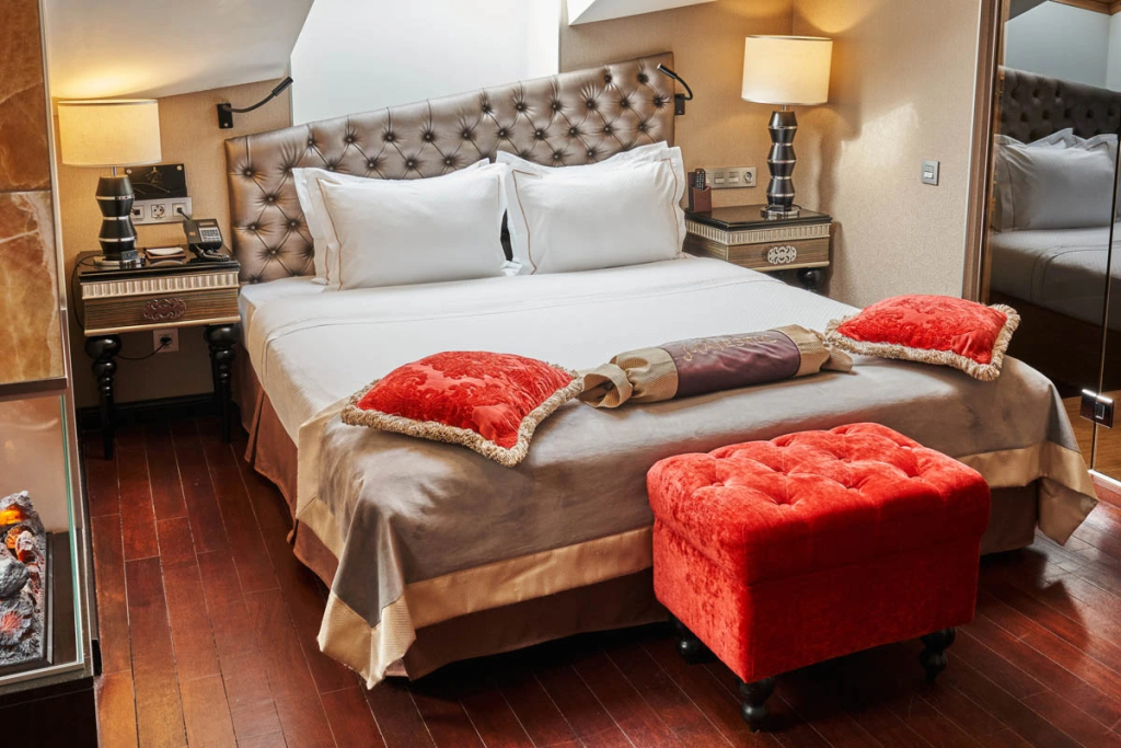 Exclusive Double Suite with city view full double bed