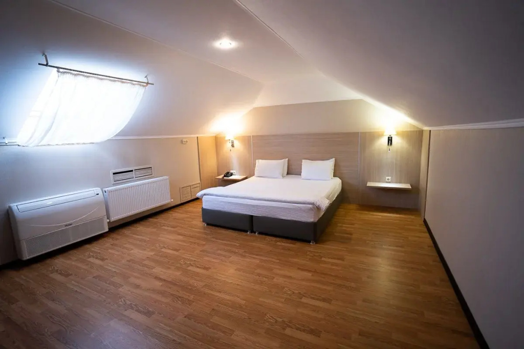 Deluxe Quadruple Attic room