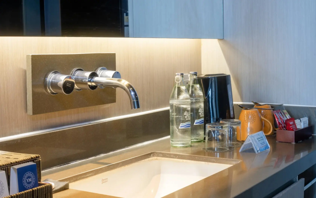 Двухместный номер Superior с балконом и с видом на море двуспальная кровать в Отель The Yama Resort & Spa Kata Beach Phuket