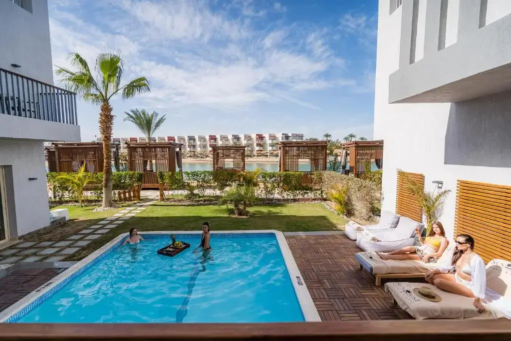 Люкс Posh Club Pool с балконом в Sunrise Crystal Bay Resort