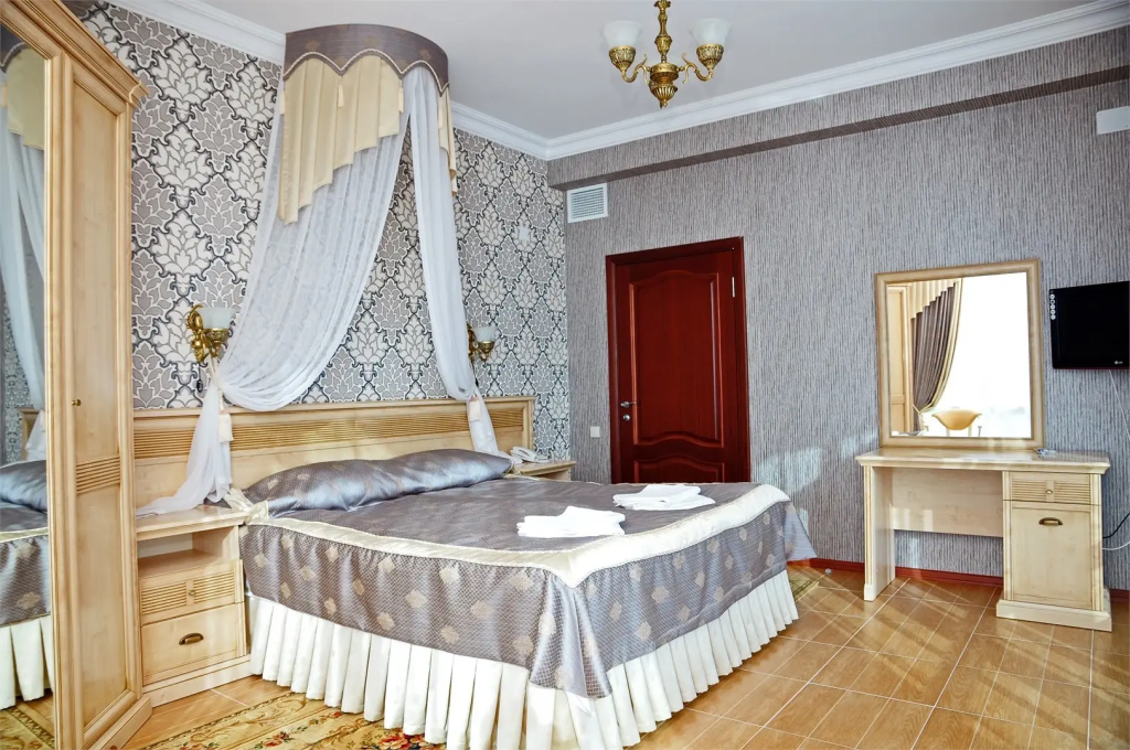 Deluxe Lyuks Building Double room with balcony (full double bed)