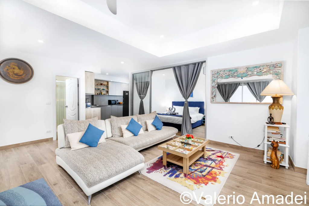 Люкс с 2 комнатами с балконом и с красивым видом из окна в Апартаменты OMNIA  Phuket - Waterfront Karon