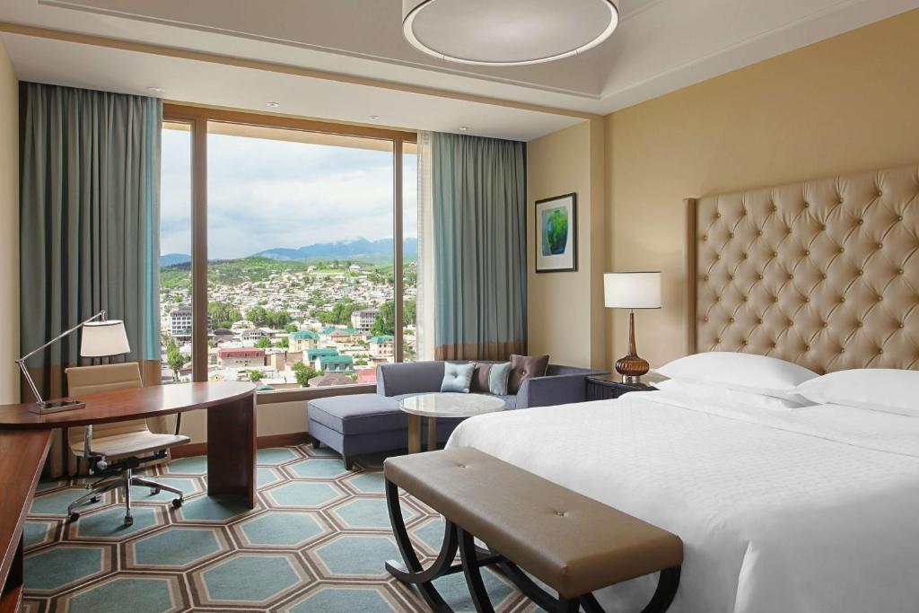Двухместный номер Standard с видом на город двуспальная кровать в Отель Hilton Dushanbe