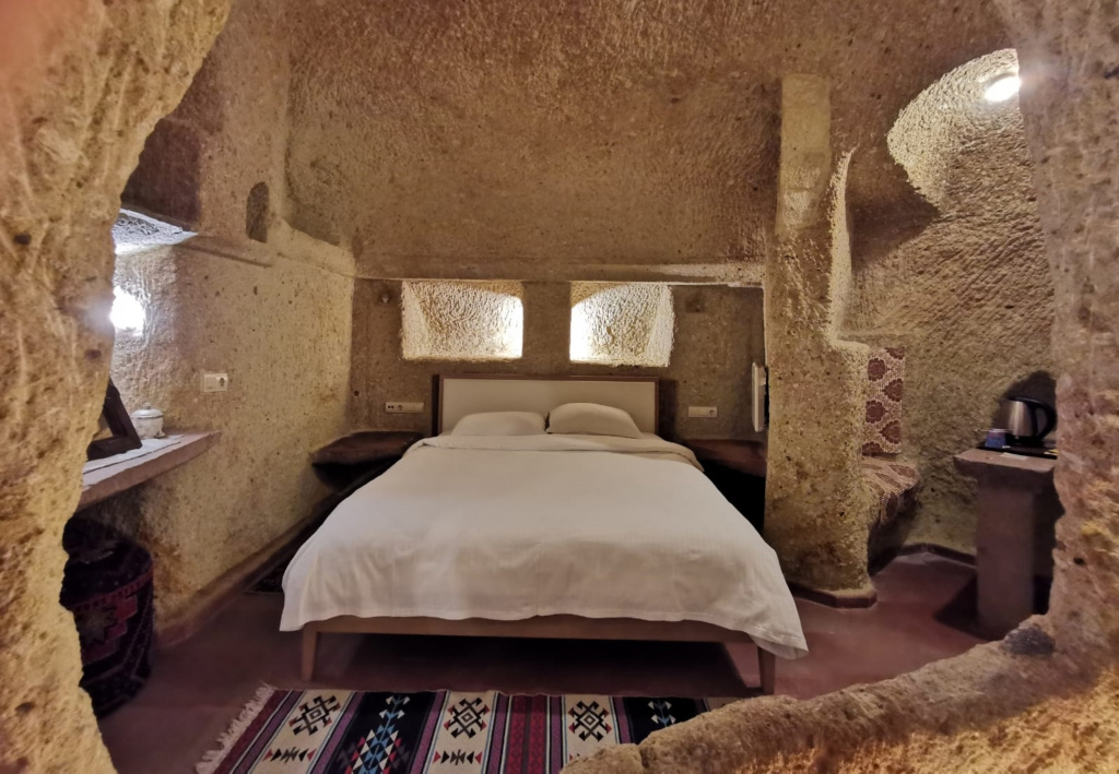 Cave Double Suite (full double bed)
