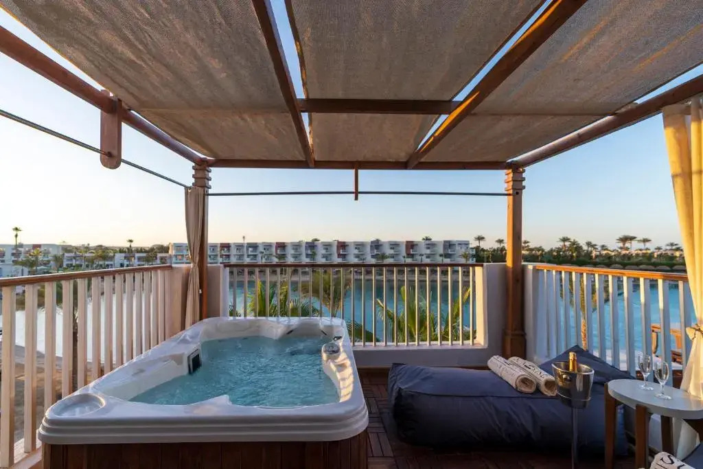 Люкс Posh Club Jacuzzi с балконом в Sunrise Crystal Bay Resort