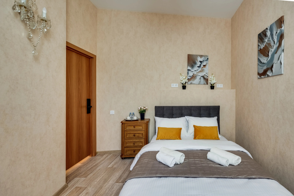 Double Suite with courtyard view (full double bed)