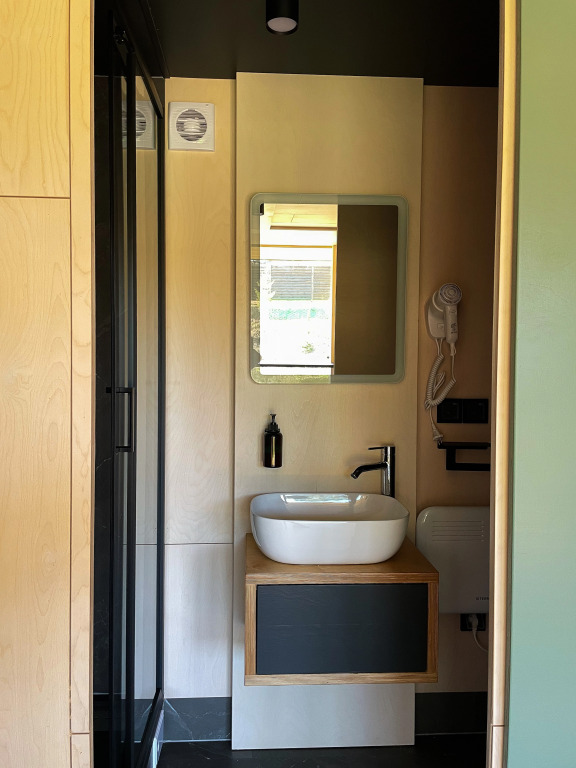 Двухместные Lodge-Apart с видом на озеро двуспальная кровать в Городок