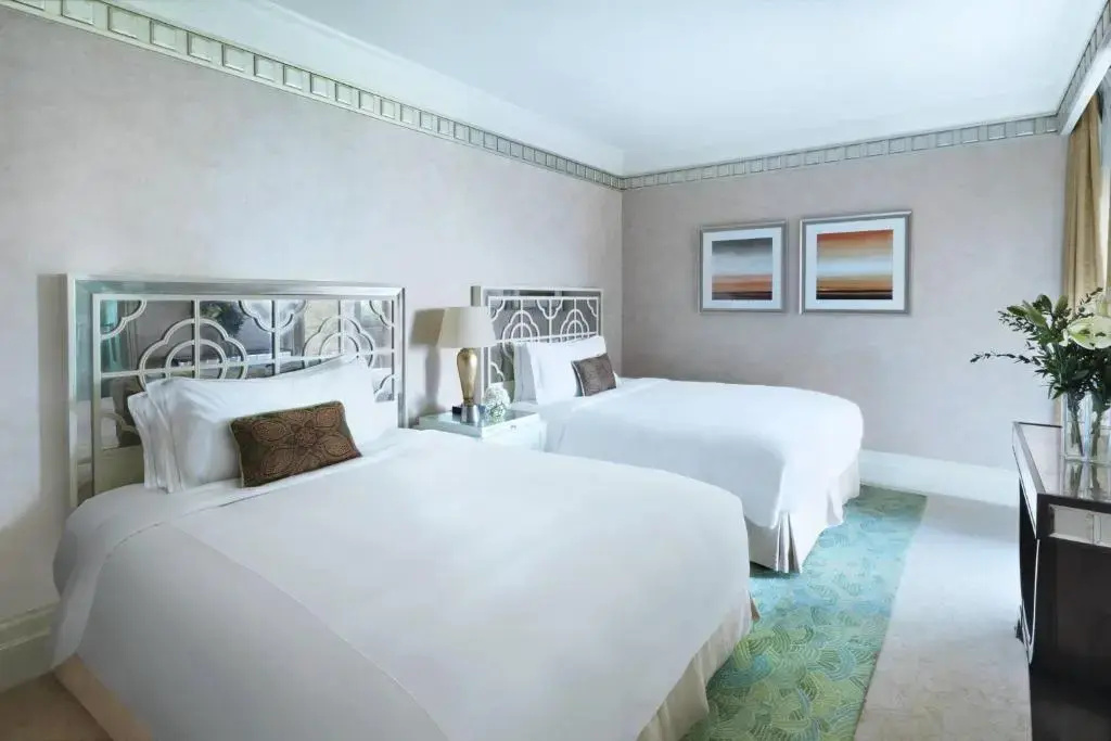 The Ritz-Carlton Abu Dhabi, Grand Canal Hotel - Général