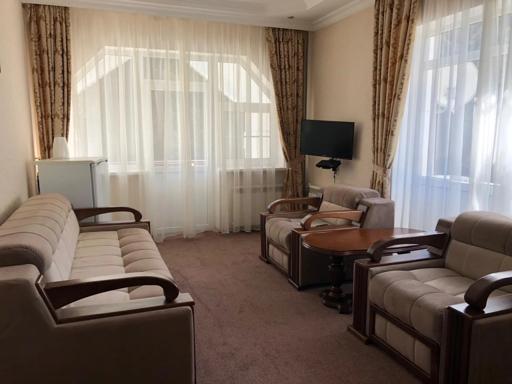 Двухместный полулюкс с 2 комнатами с балконом и с красивым видом из окна двуспальная кровать в Энергетик