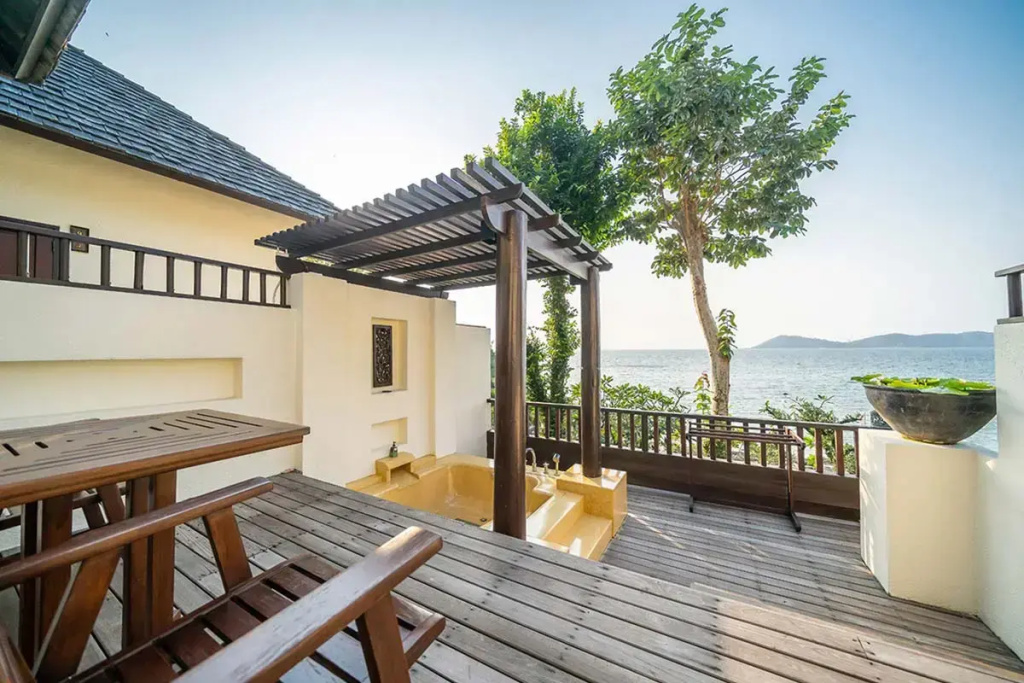 Premier Ocean Double Hillside room with balcony (full double bed)