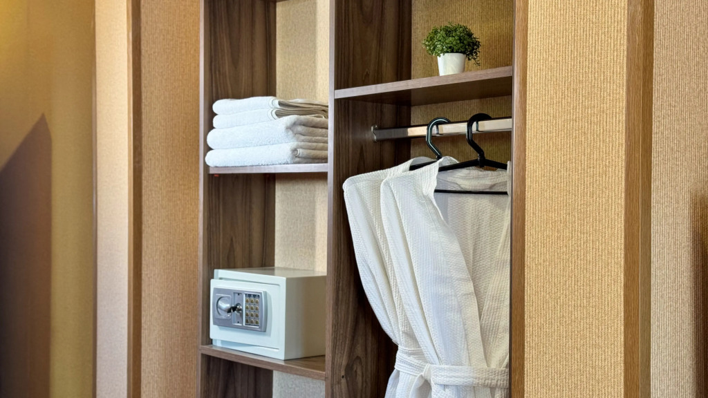 Трёхместный номер Супериор c 1 комнатой с балконом и с красивым видом из окна в Aimara