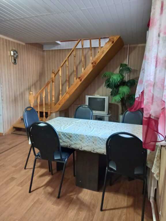 Коттедж с балконом и с красивым видом из окна в Гостевой Дом на Берегу Волги