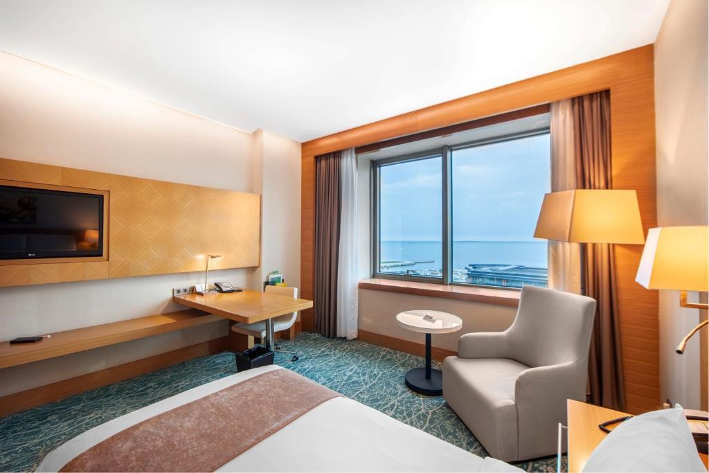 Двухместный номер Standard с частичным видом на море 2 отдельные кровати в Holiday İnn