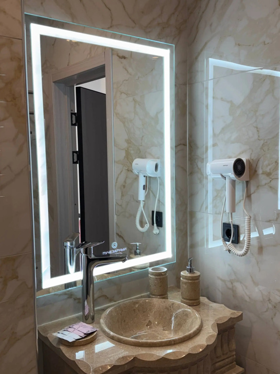 Двухместный люкс с балконом и с красивым видом из окна двуспальная кровать в Лучезарный