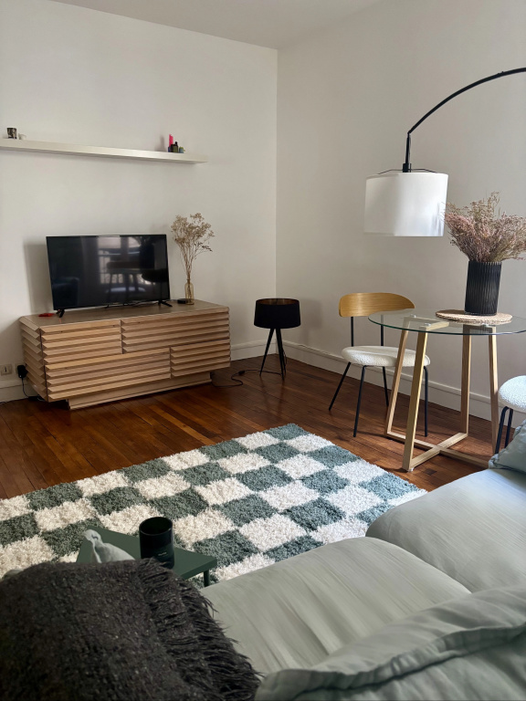 Voir la photo 2 — Uyutniye v Samom Tsentre Parizha Apartments