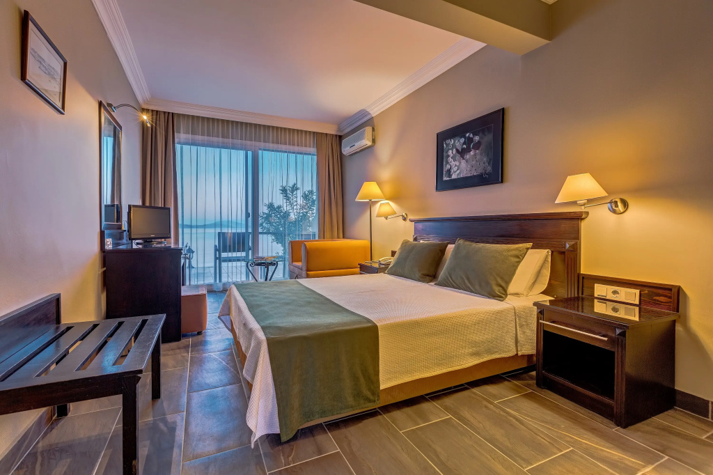 Standard Triple room with balcony and with view
