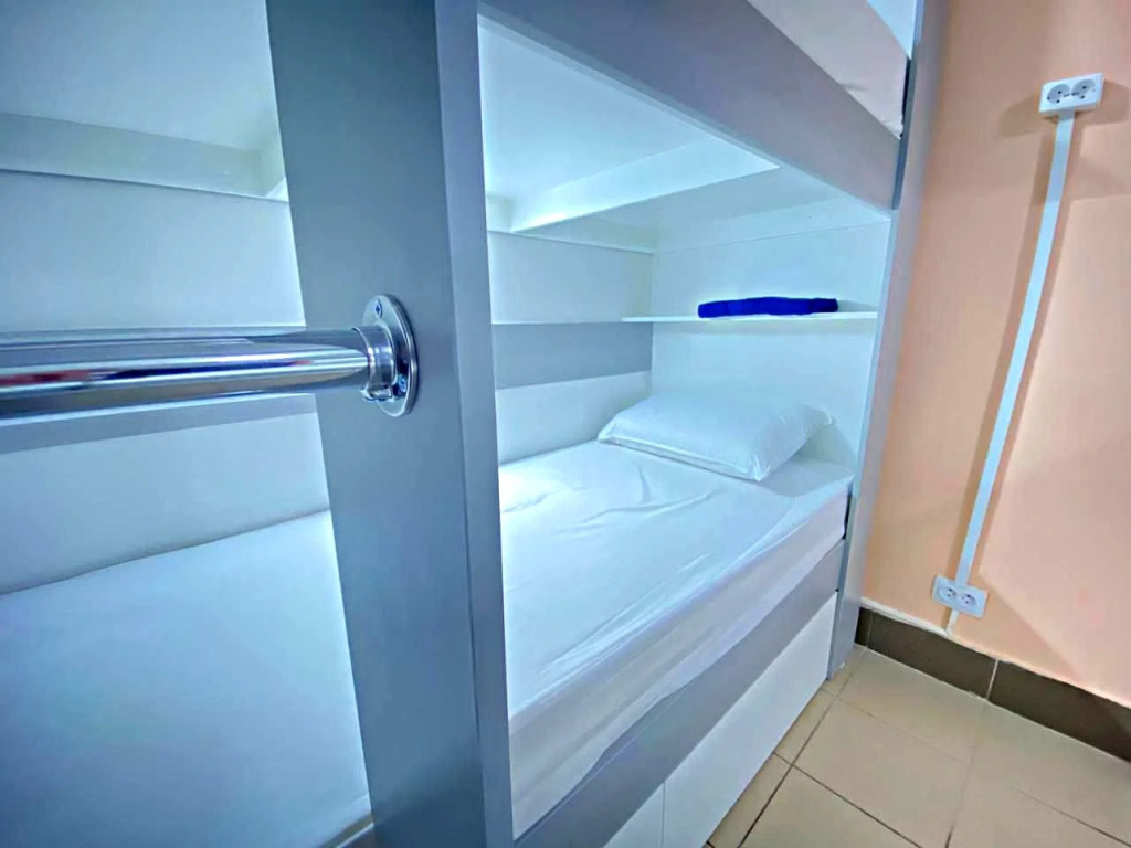 Кровать в общем номере с балконом и с красивым видом из окна в Арктика