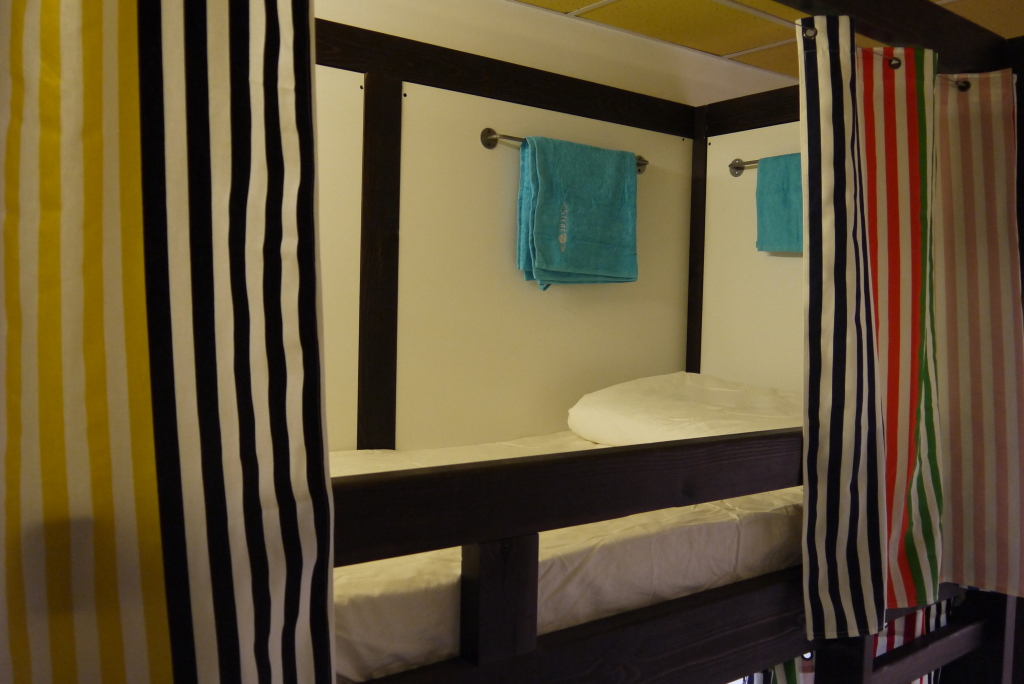 Кровать в общем номере (женский номер) в Стерео