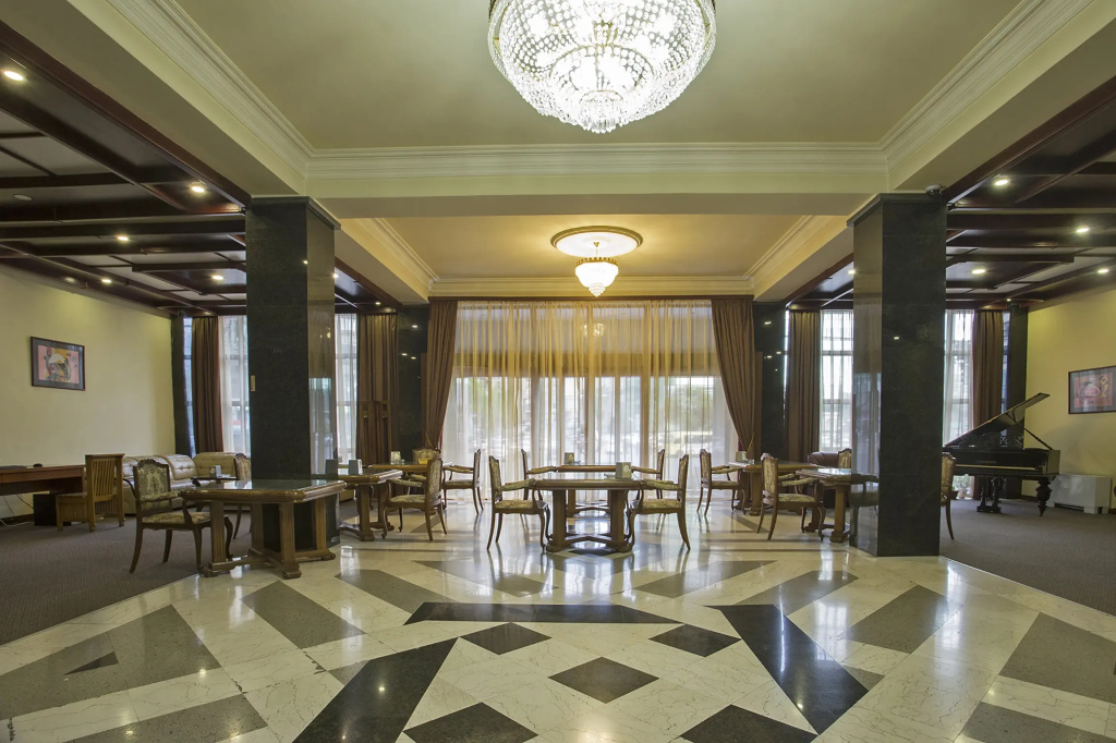 Отель Ani Central Inn — фото