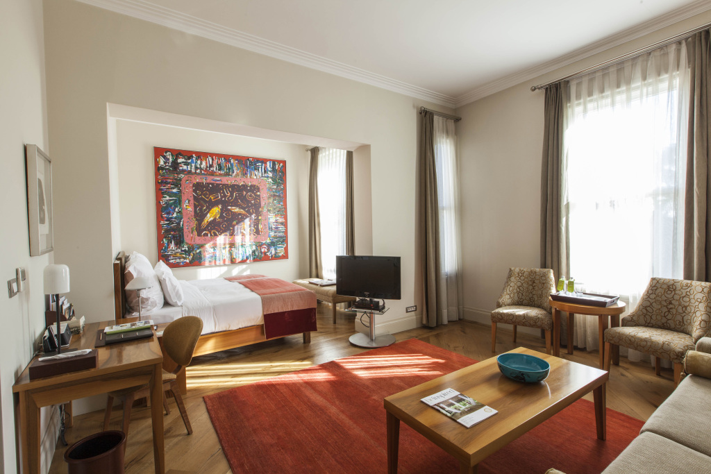 Tomtom Suites by null
