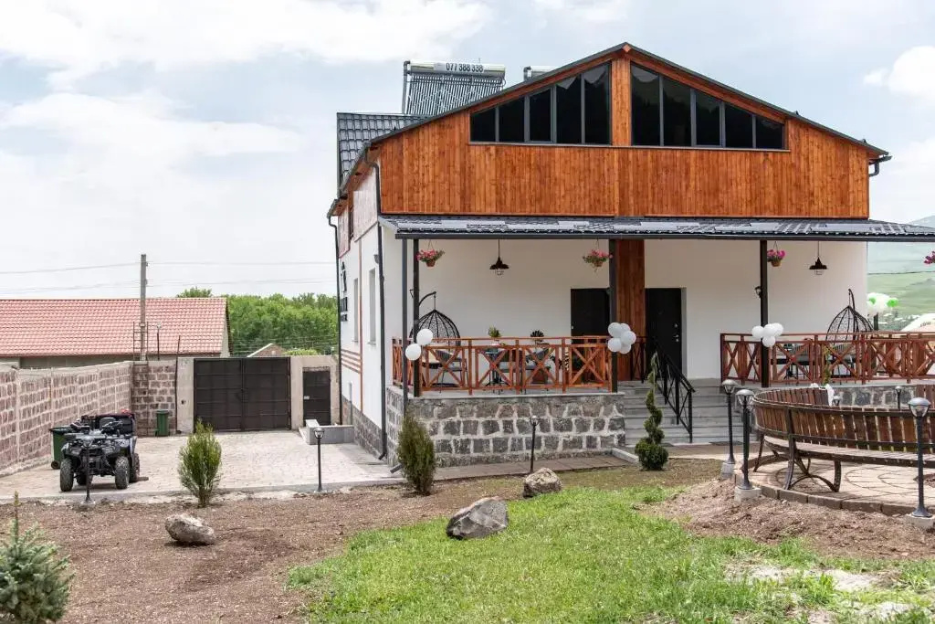 Aparan Guest House