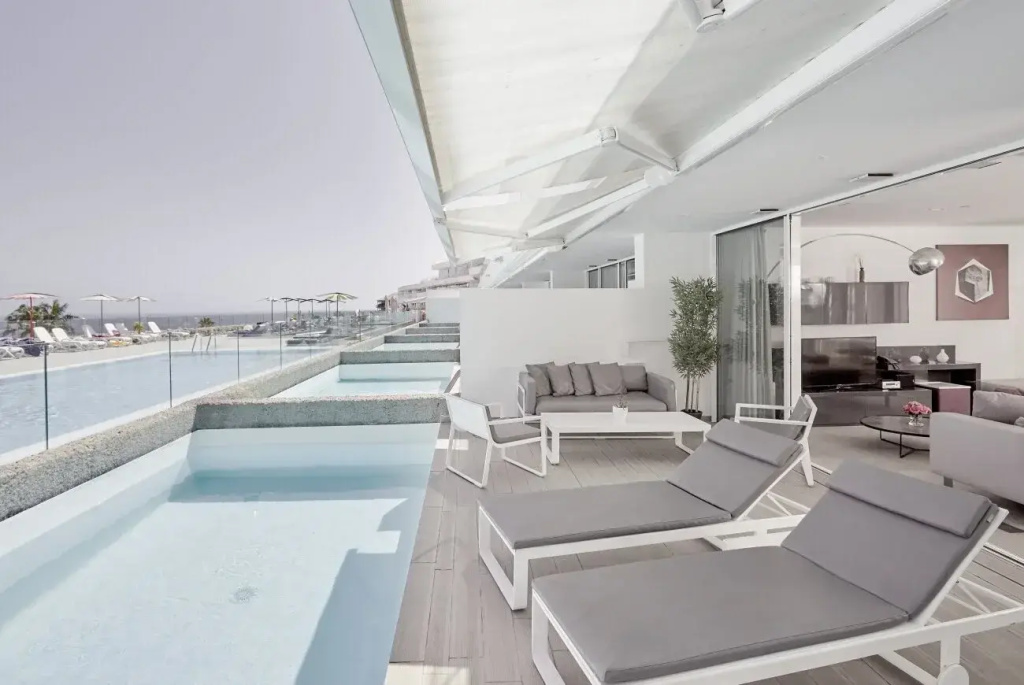 1 Bedroom Rio Divinity Suite with partial sea view