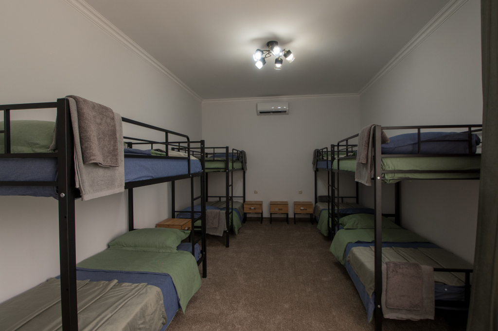 Кровать в общем номере с балконом и с красивым видом из окна в Rodnik village&SPA
