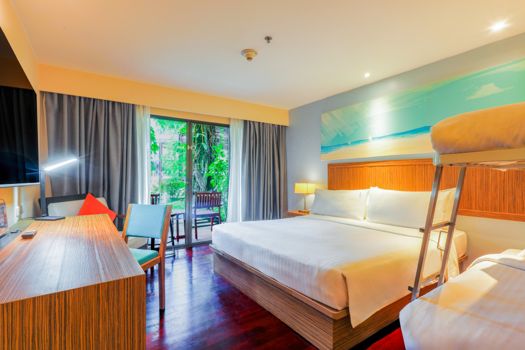 Четырёхместный семейный номер Standard с балконом в Holiday Inn Resort Phuket Surin Beach, an IHG Hotel